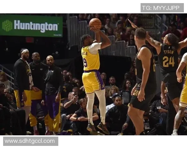 东部猛龙与雄鹿的激烈对决四场精彩回顾与分析